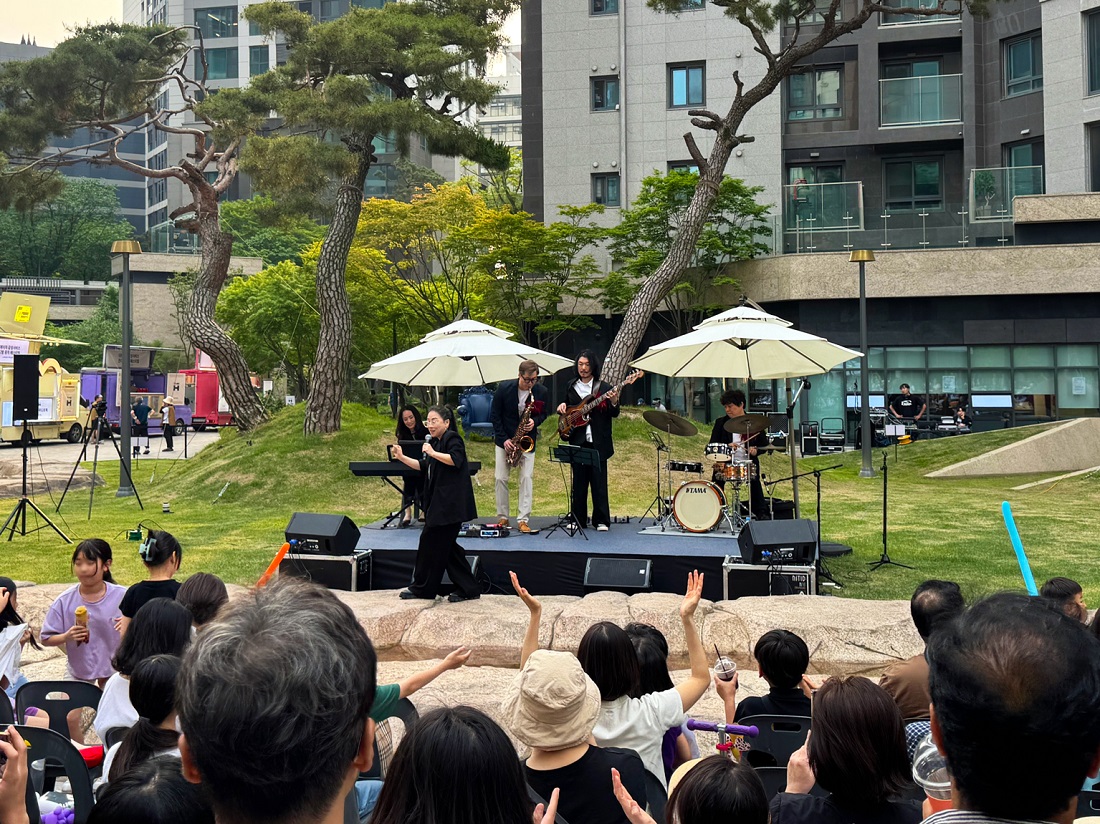 현대건설, 디에이치 문화 예술 행사로 고객 접점 확대 디에이치 자이 개포 단지 내 중앙광장에서 열린 ‘잔디밭 뮤직 페스티벌’